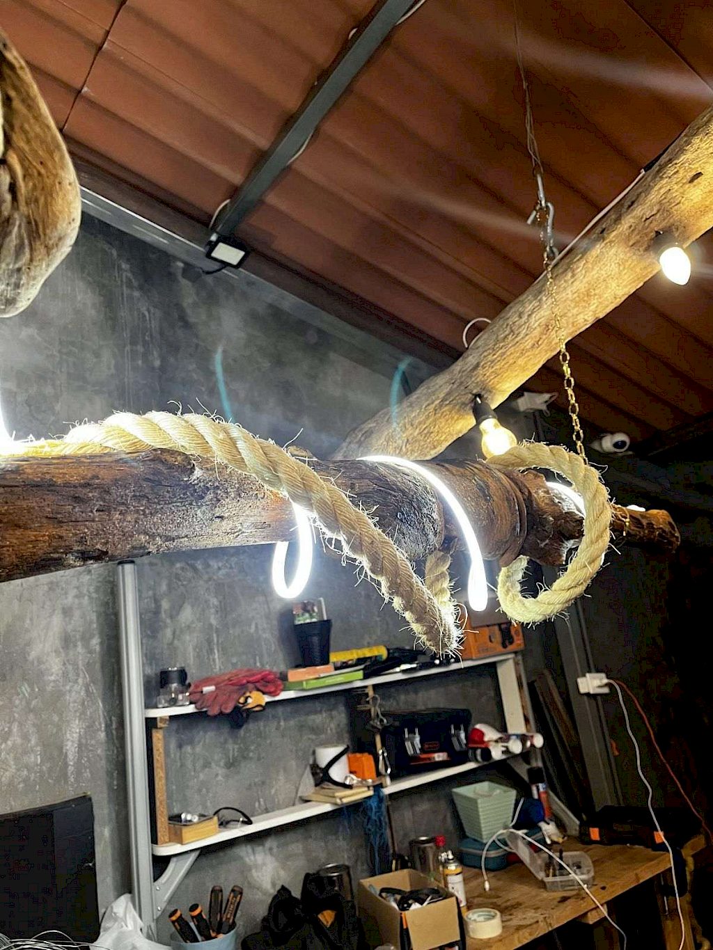 L&aacute;mpara de techo Amarra &middot; 100 cm, luz blanca